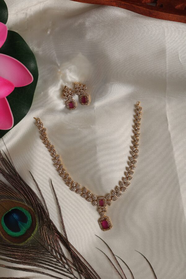 leaf design adstone necklace