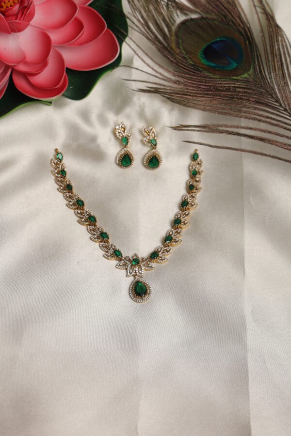 matfinsh adstone flower necklace